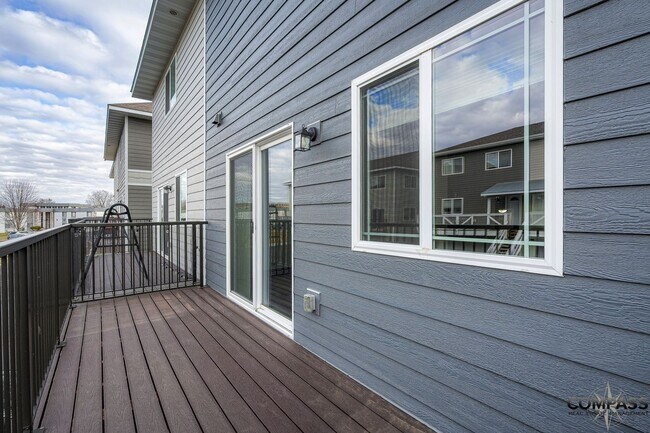 Building Photo - SPACIOUS AND MODERN TOWNHOME