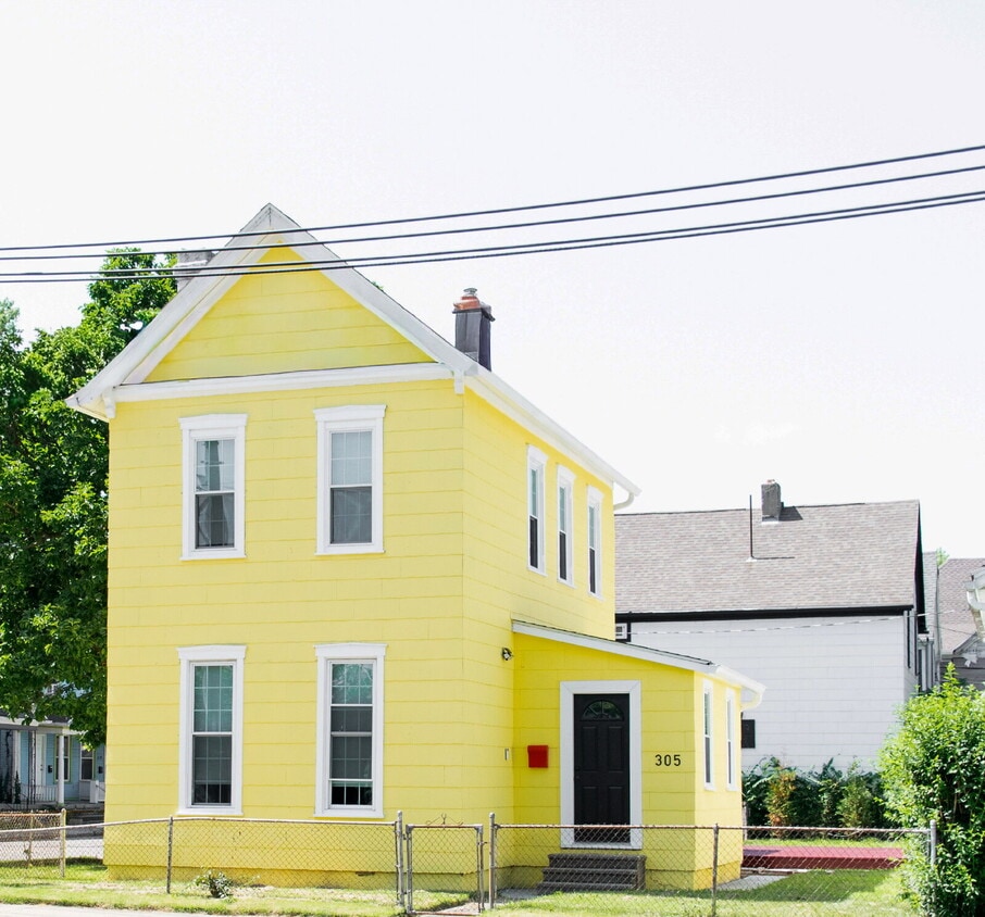 Student Housing Near the University of Dayton – Rent is $750 per bedroom (3 students), total leas... - Student Housing Near the University of Dayton – Rent is $750 per bedroom (3 students), total leas...