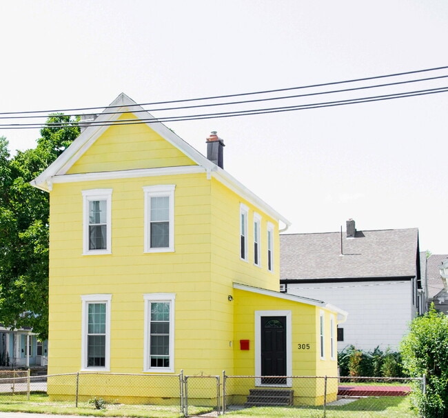 Student Housing Near the University of Dayton – Rent is $750 per bedroom (3 students), total leas... - Student Housing Near the University of Dayton – Rent is $750 per bedroom (3 students), total leas... Apartment