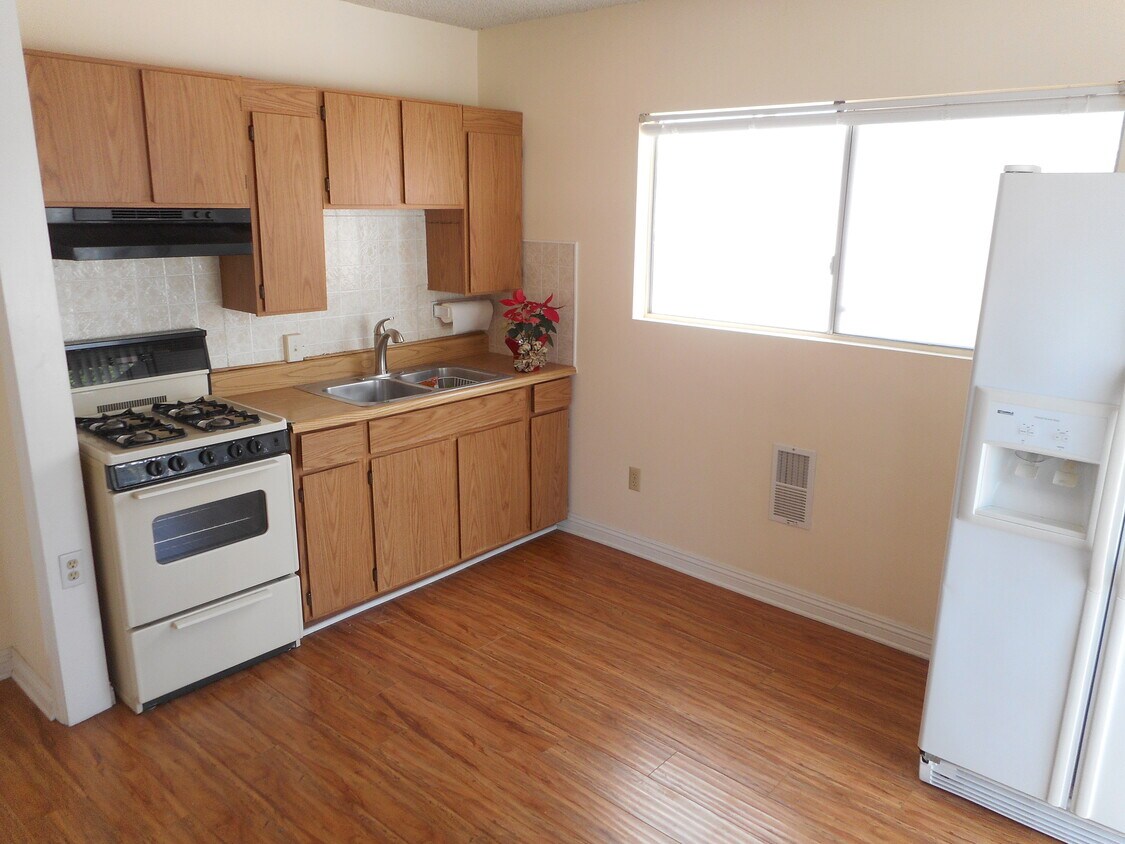 Full kitchen - 23121 Romano Pl