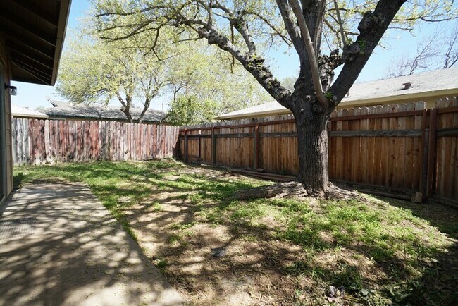 Foto del edificio - Single-story, spacious 2 bed condo, 1 bath...