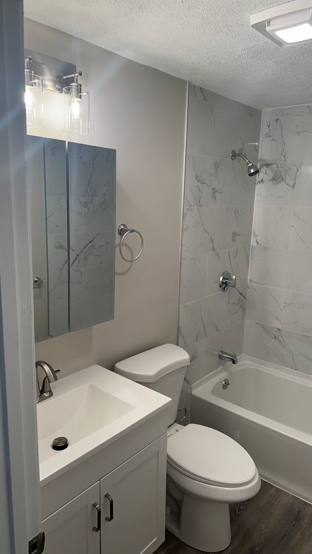 Building Photo - Newly Renovated 2 BR unit in Billerica