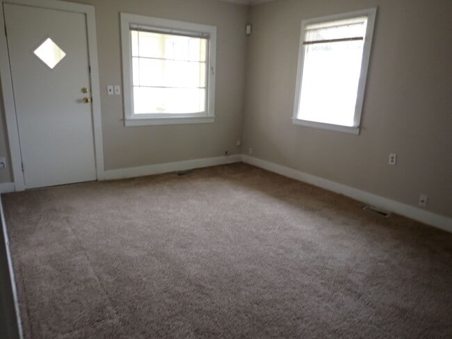 Building Photo - Great 3 Bedroom Downtown Puyallup Home.