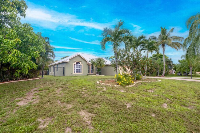 Building Photo - 2741 SW Pierson Rd