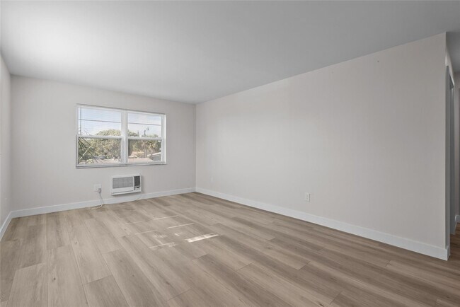 Building Photo - 1150 E Sample Rd