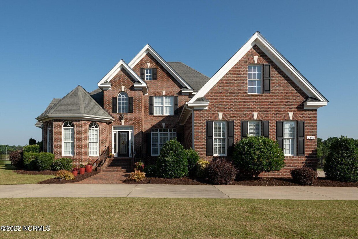 Primary Photo - 704 Golf View Dr