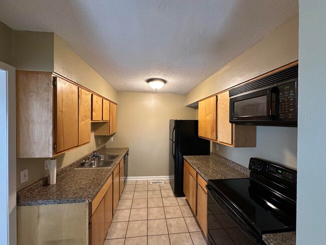 Building Photo - 2409 Talmadge Pl