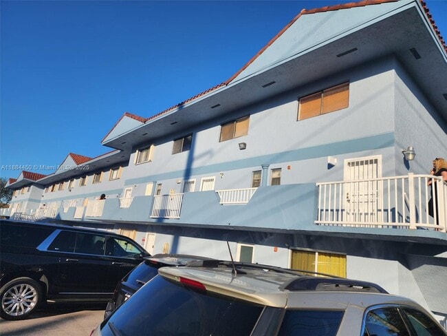 Building Photo - 210 W 68th St