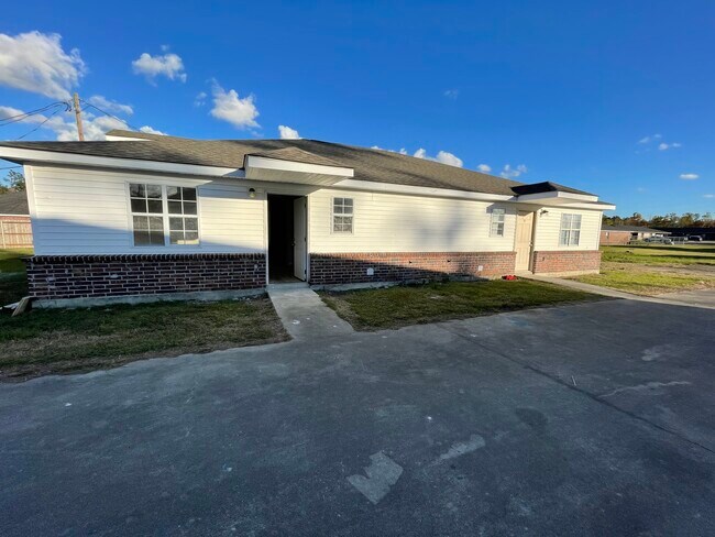 Building Photo - 879 Sistrunk Rd