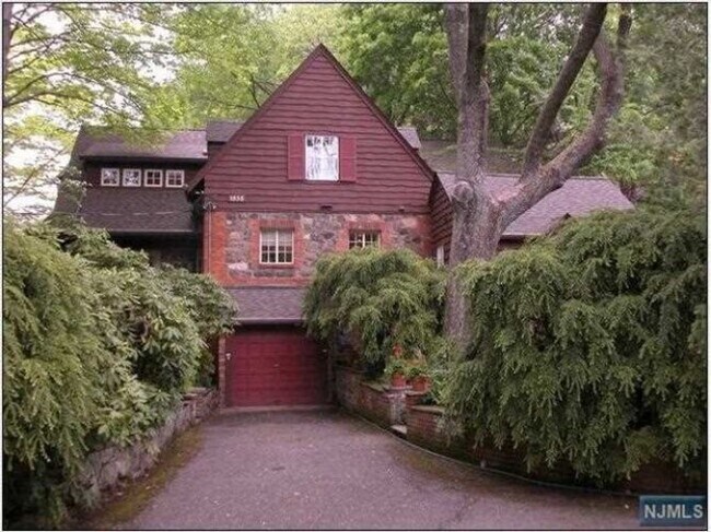 Building Photo - 17 Hillside Ave