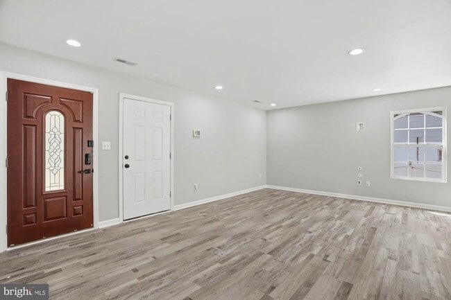 Building Photo - 283 Shorewood Dr
