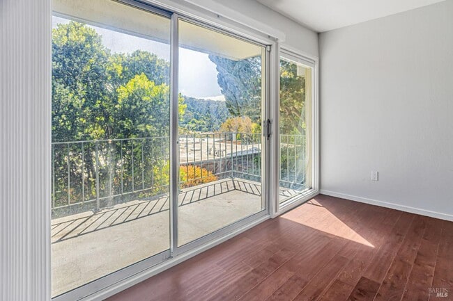Building Photo - 363 Eden Roc Dr