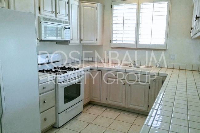 Building Photo - Charming 3-beds, 2-baths home in the Prestigious Prescott Country Club!