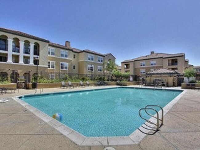 Foto del edificio - Beautiful 2bd Condo In Gated Community With Pool, Gym, and In-unit Laundry!