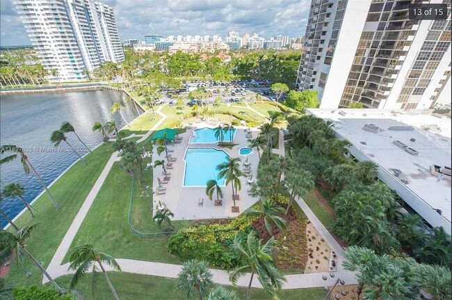 Foto del edificio - 18151 NE 31st Ct