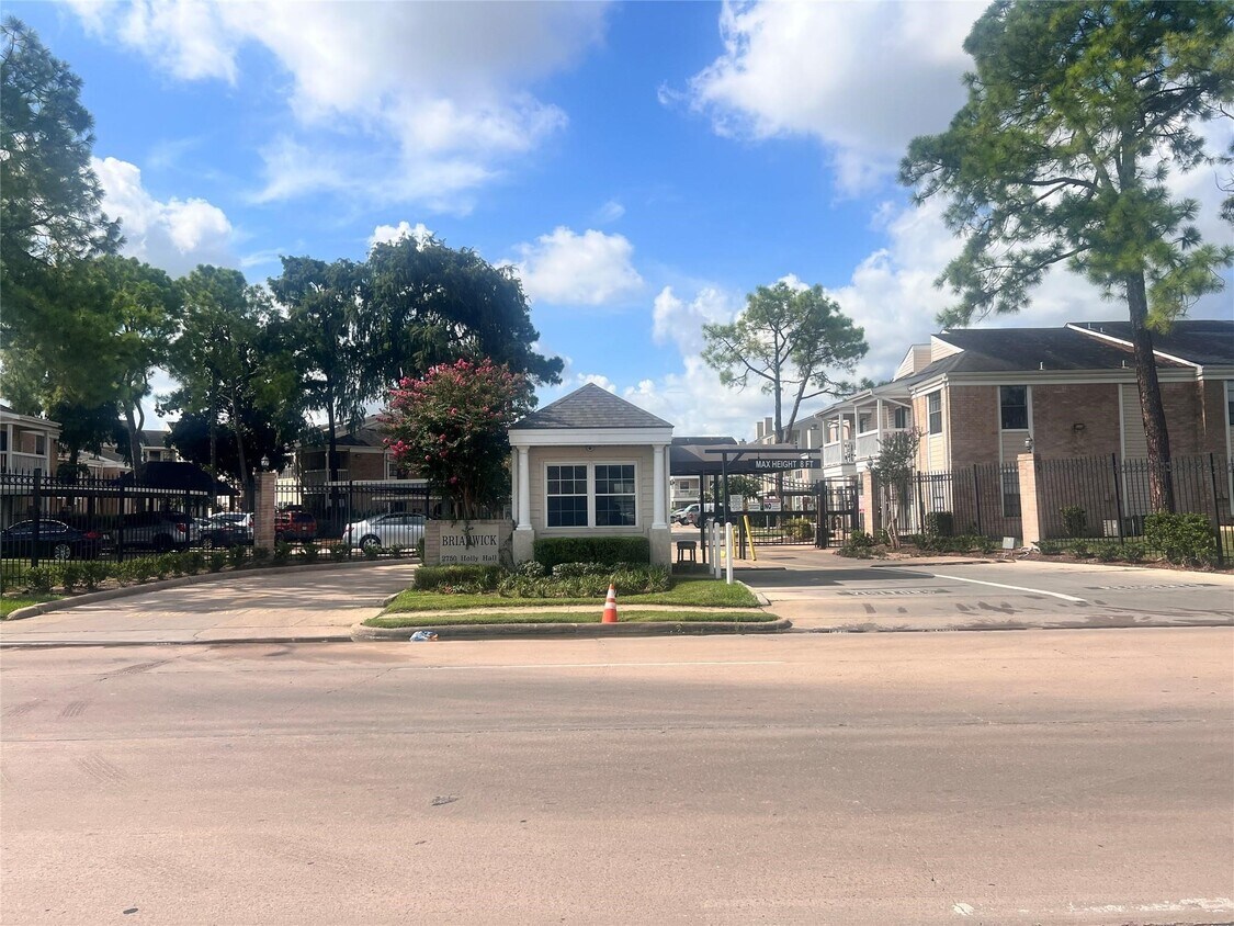 Primary Photo - 2750 Holly Hall St