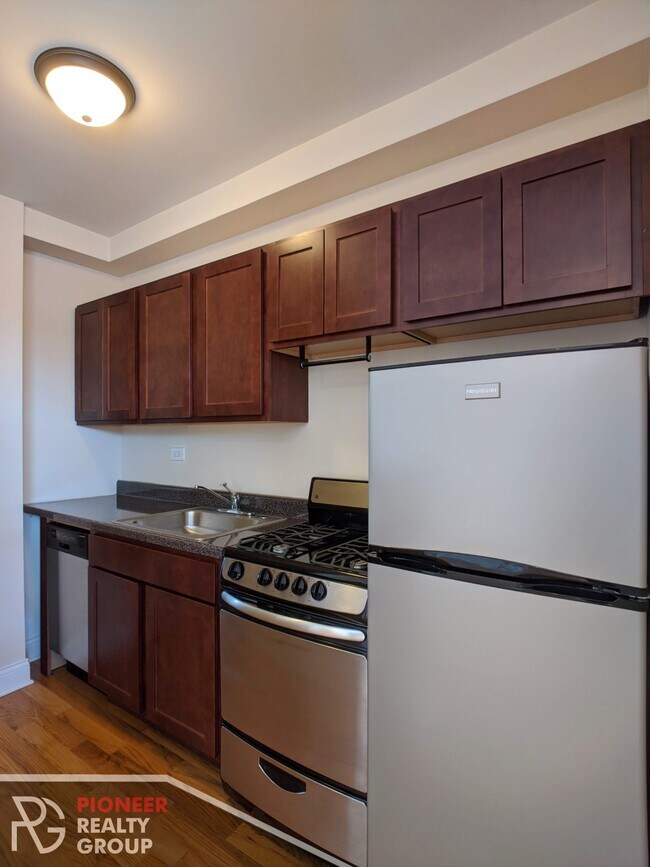 Building Photo - 812 W Diversey Pky