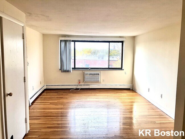 Foto del edificio - 124 Riverside St