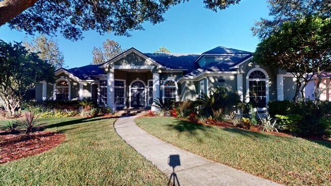 Building Photo - Stunning 5 Bed/4 Bath POOL Home in the bea...