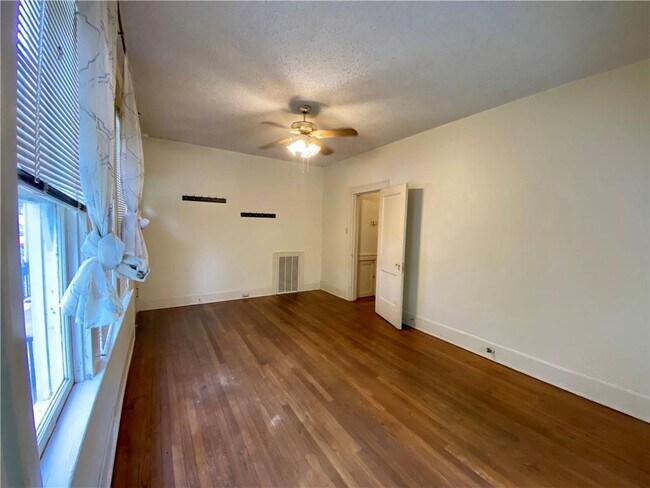 Foto del edificio - 1103 W 22nd St