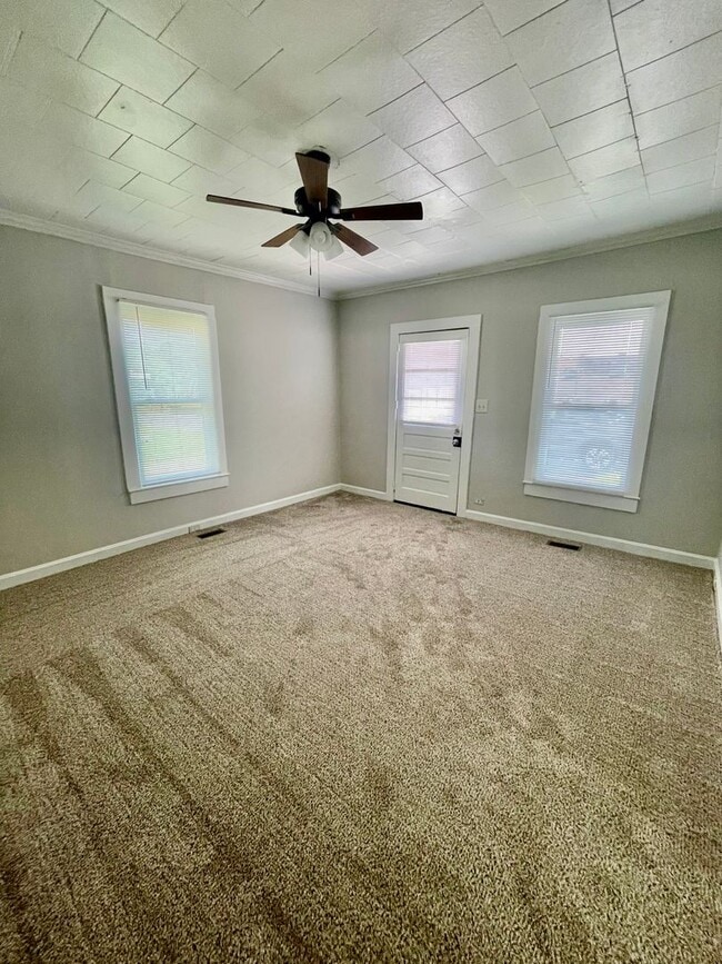 Building Photo - Must see this adorable 2 bed 1 bath bungal...