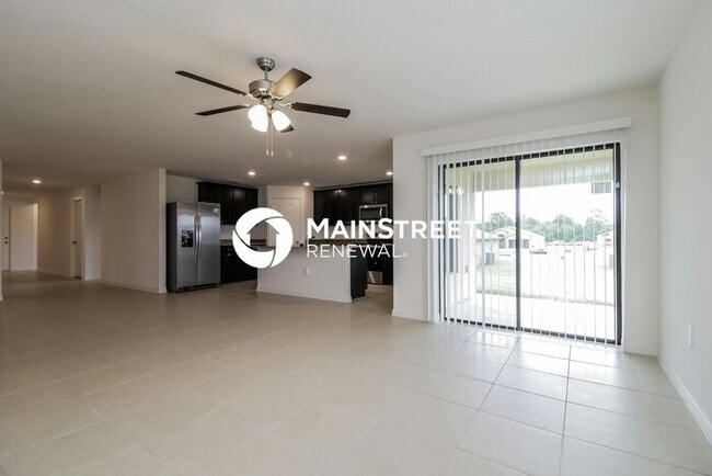 Building Photo - 5 Bedroom Pet-Friendly Home in Leesburg, FL with Main Street Renewal