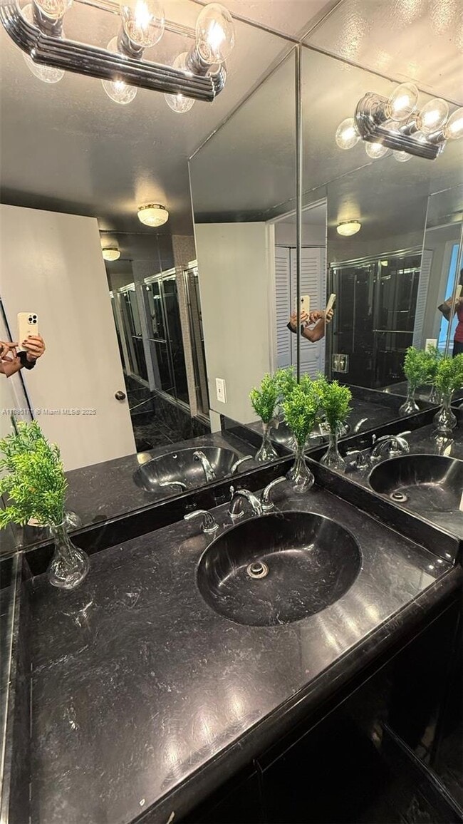 Building Photo - 9800 W Bay Harbor Dr