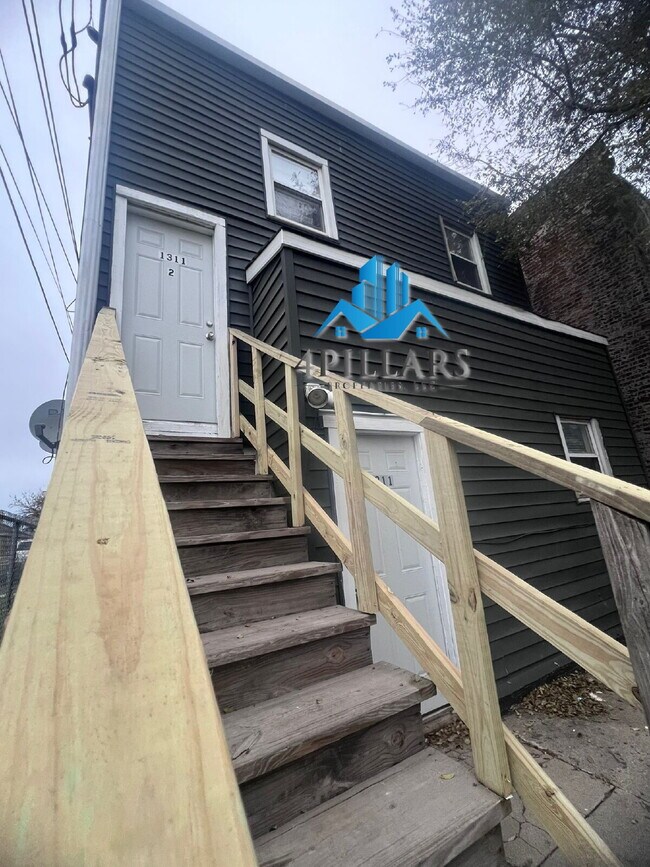 Foto del edificio - "Charming 3-Bed Gem in East Chicago – Spacious 1066 Sq Ft Retreat!"