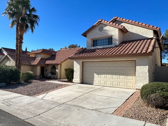 Building Photo - Vista Del Lago