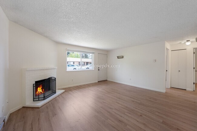 Building Photo - Classic 2BD|1BA Duplex in Near Powell Butte