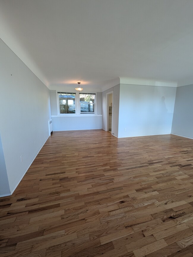 Building Photo - 1860 Crescent Rd