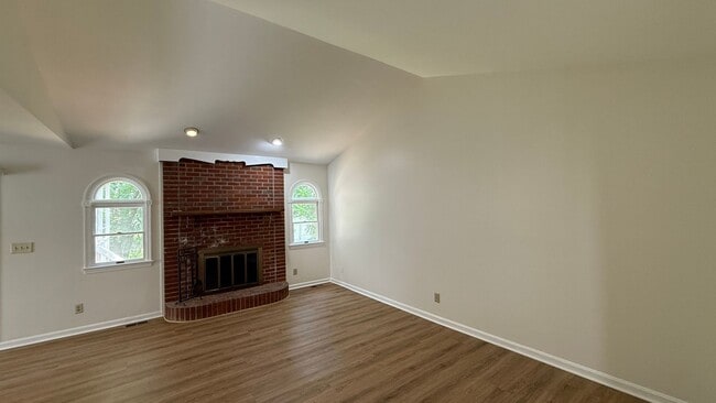 Building Photo - Newly Refreshed Rambler in Convenient Loca...