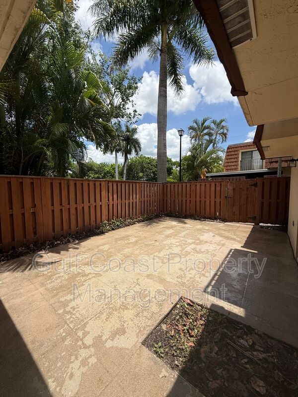 Foto del edificio - 5249 Cedarbend Dr