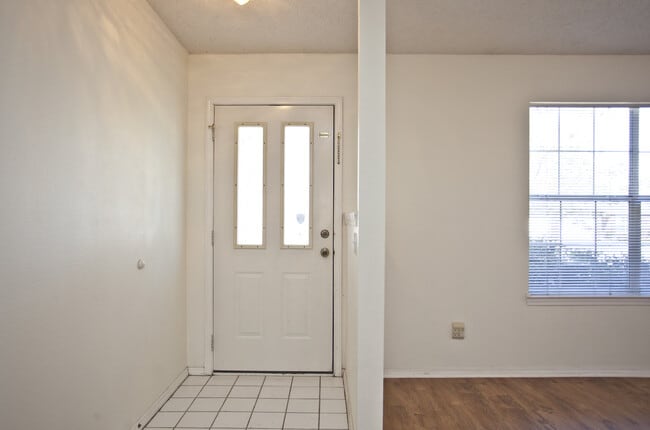 Building Photo - 58B Holly Dr