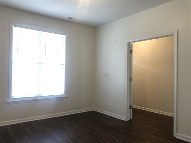 Foto del edificio - 325 Collinsworth Drive