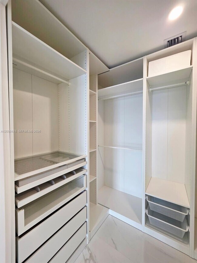 Foto del edificio - 700 NE 24th St