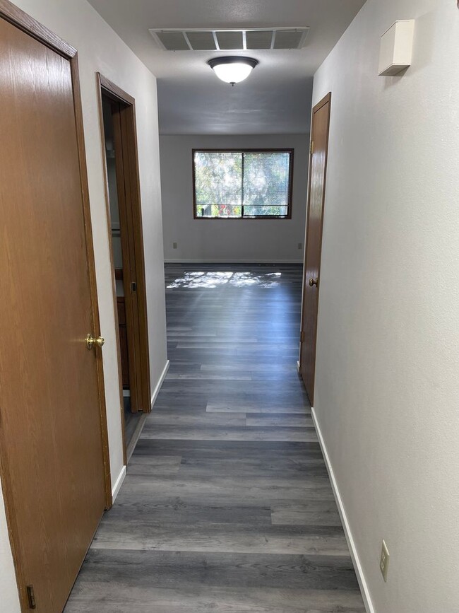 Building Photo - Kim (1025 SW Kaleeton Loop)