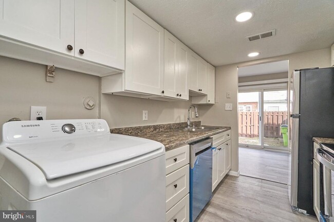 Building Photo - Charming 3-Bedroom Townhome in the Heart o...