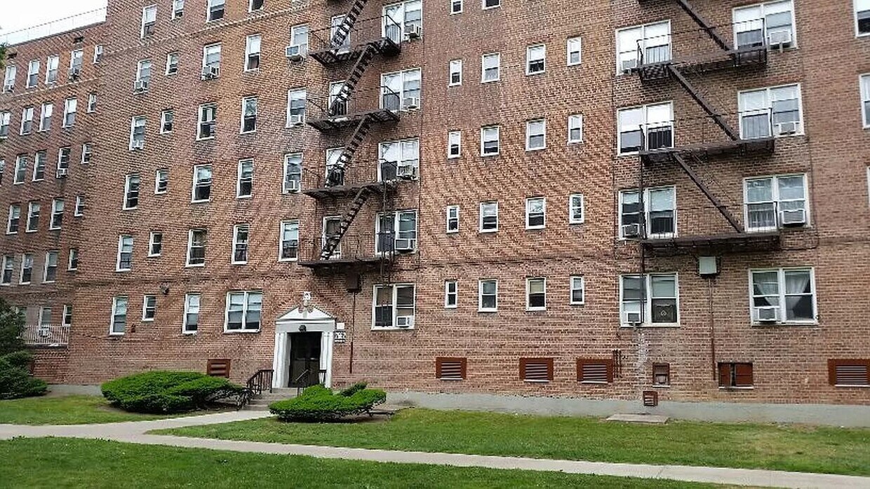 Building Photo - 2662 West 2nd Street