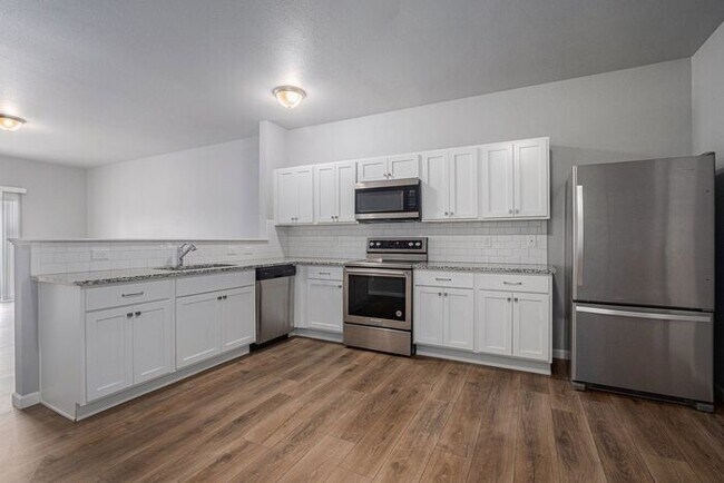 Building Photo - 15903 Cedar Dr