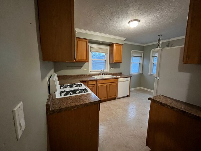 Building Photo - 3 bedroom 2 bath home in Rolling Green nei...