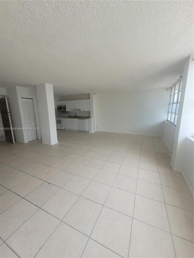 Foto del edificio - 2025 NE 164th St