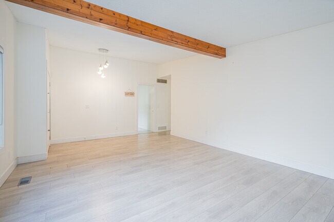 Building Photo - 2878-266B 266b St