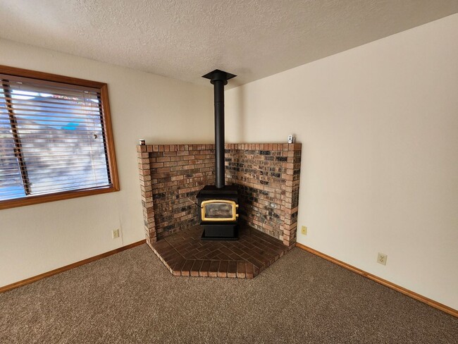 Building Photo - 3 Bed/2 Bath Single Level Home near Parks ...