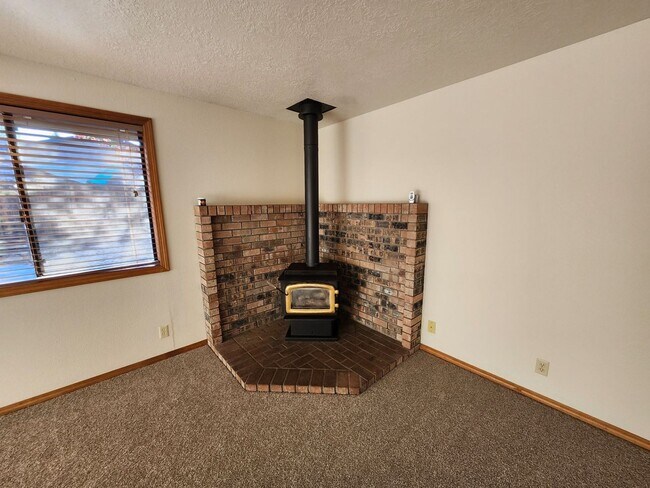Building Photo - 3 Bed/2 Bath Single Level Home near Parks and Schools - Daggett Lane