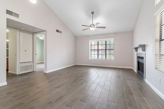 Building Photo - 4901 E Kelton Ln