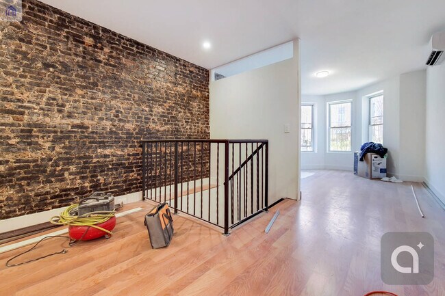 Building Photo - 336 Cornelia St