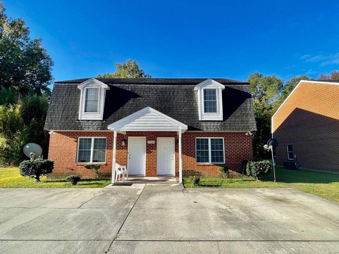 Primary Photo - 704 Dendron St