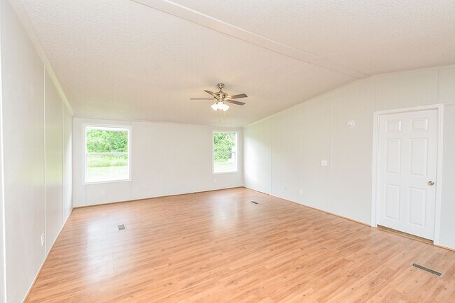 Building Photo - Double wide and magnificent Mobile Home in...