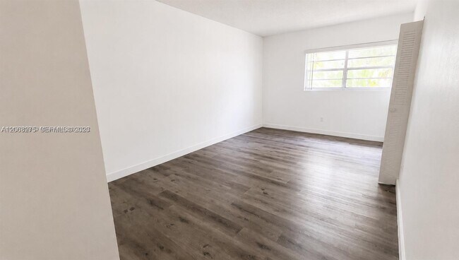 Foto del edificio - 1305 W 53rd St